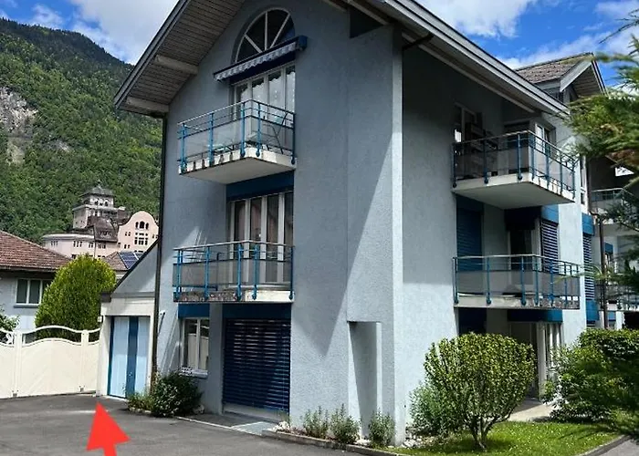 Tom אינטרלאקן